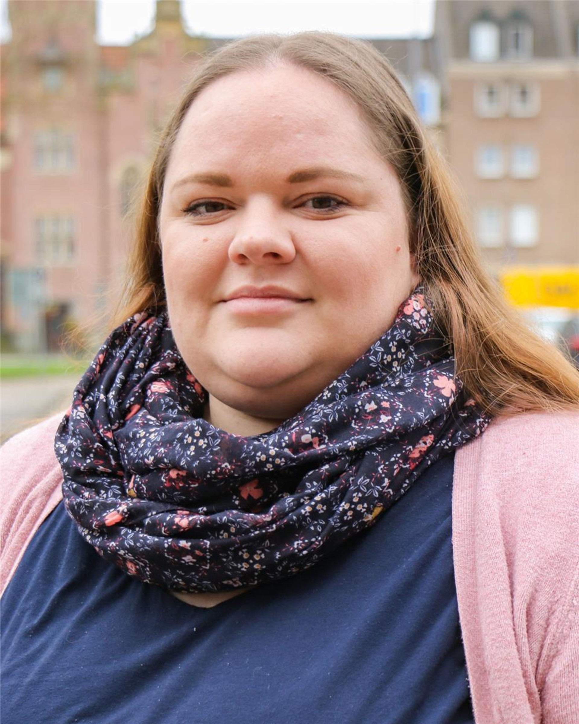 Porträt einer weiblichen Person, die in die Kamera lächelt